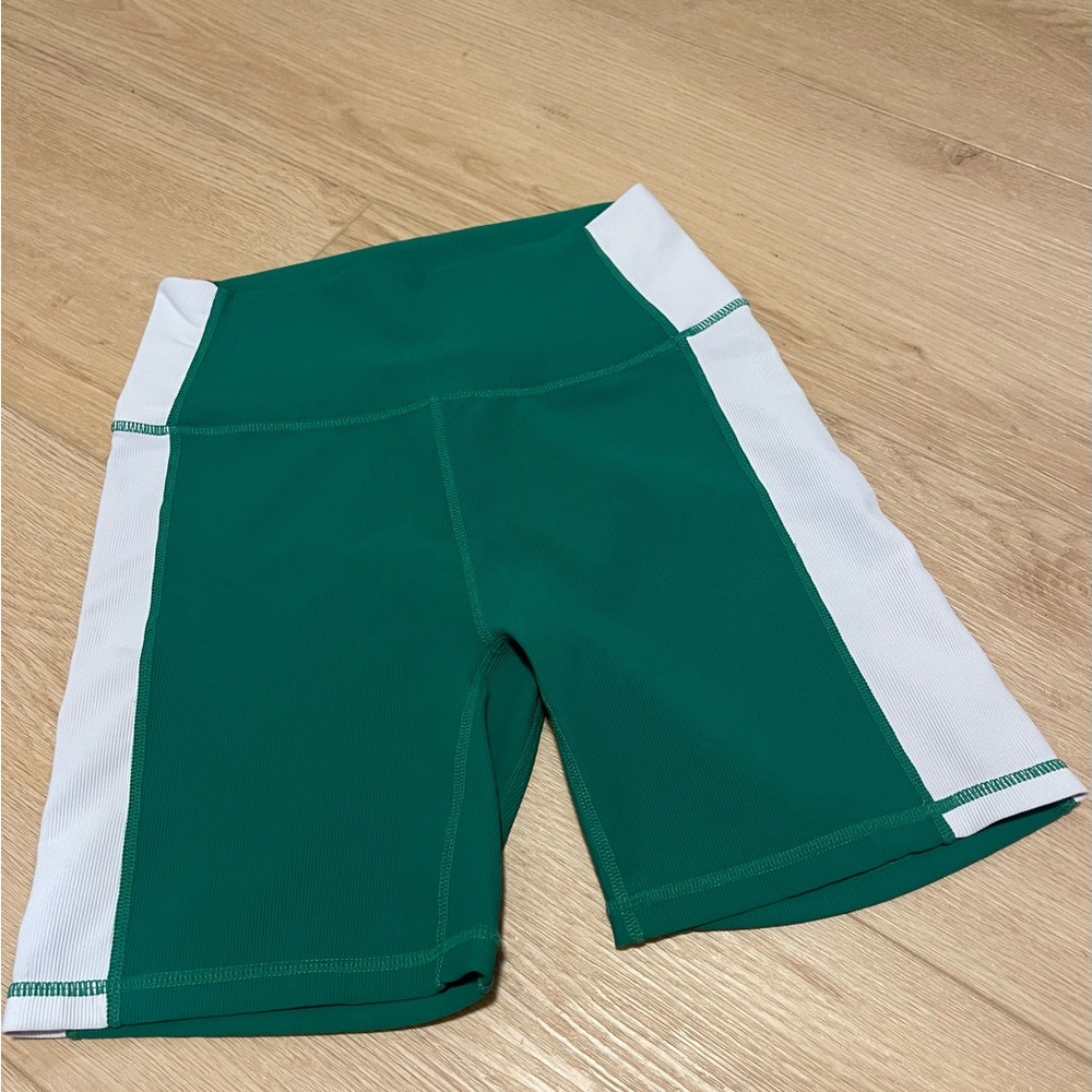 Wilo The Label Women’s Green & White Bike Shorts Size M